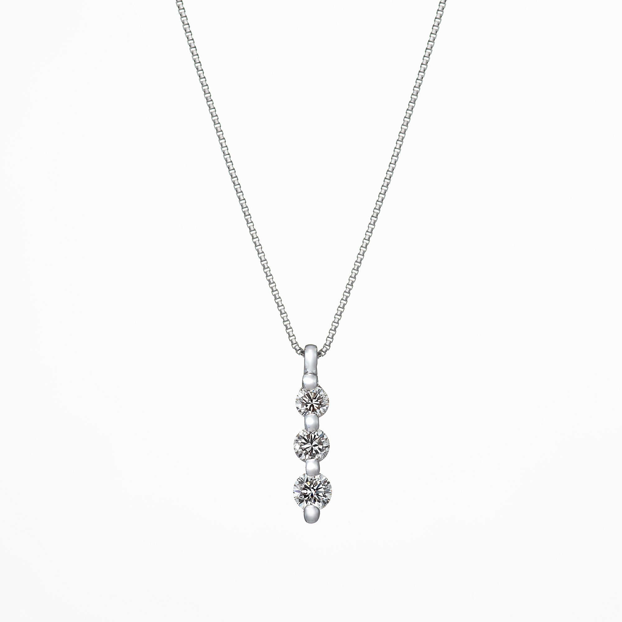 プラチナ ダイヤモンド ネックレス 3ストーン - ネックレス